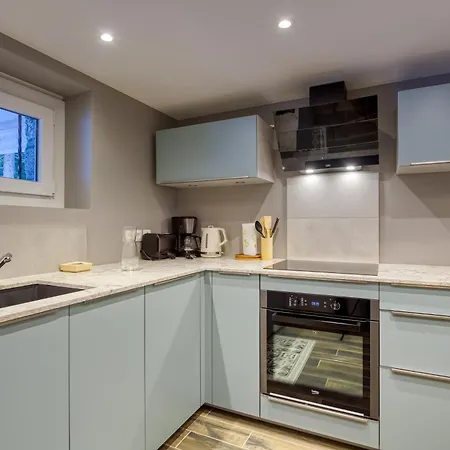 Lou Dava Chic Near Centre - Happy