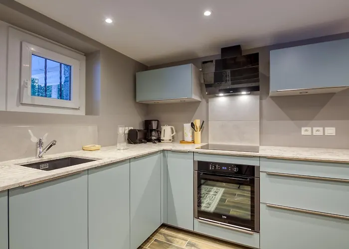 Lou Dava Chic Near Centre - Happy